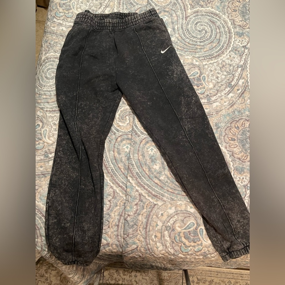 Nike Women Relaxed Joggers - loose fit size M